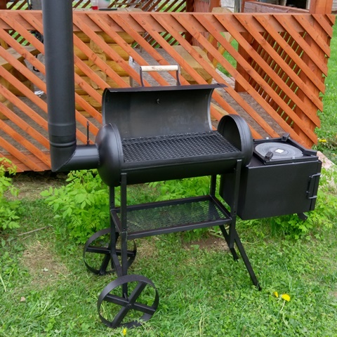 Grill combined with smokehouse
